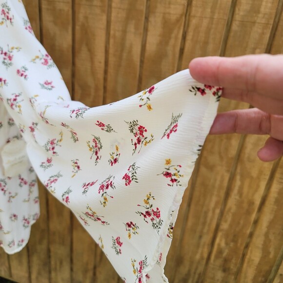 Altar'd State Floral VNeck Bell Sleeve Top NWT - Picture 3 of 10